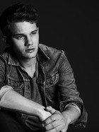 Jeremy Irvine : jeremy-irvine-1334687109.jpg