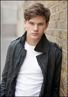 Jeremy Irvine : jeremy-irvine-1334687141.jpg