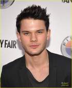 Jeremy Irvine : jeremy-irvine-1363828287.jpg