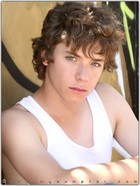 Jeremy Sumpter : TI4U_u1154709473.jpg