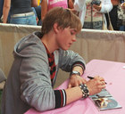 Jesse McCartney : opt_jesse_mccartney_signs_autographs.jpg