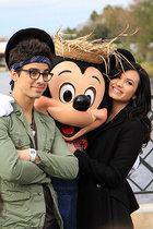 Joe Jonas : TI4U_u1271912411.jpg