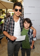 Joe Jonas : TI4U_u1280197005.jpg