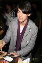 Joe Jonas : joejonas_1227755575.jpg