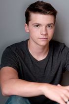 Joel Courtney : joel-courtney-1398774209.jpg