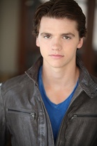 Joel Courtney : joel-courtney-1527390809.jpg