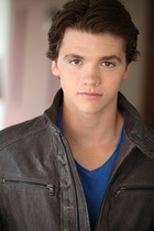 Joel Courtney : joel-courtney-1527390829.jpg