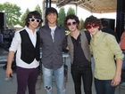 Jonas Brothers : TI4U_u1276211238.jpg