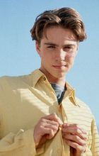 Jonathan Brandis : YellowShirt.jpg