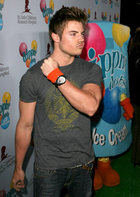 Josh Henderson : josh-henderson-1335851097.jpg