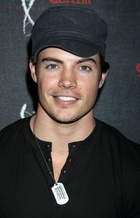 Josh Henderson : josh-henderson-1418855861.jpg