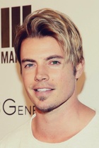 Josh Henderson : josh-henderson-1428674204.jpg