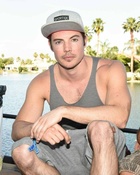 Josh Henderson : josh-henderson-1431281264.jpg