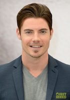 Josh Henderson : josh-henderson-1445805913.jpg