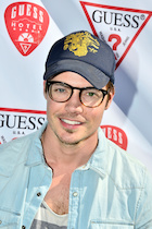 Josh Henderson : josh-henderson-1453081579.jpg