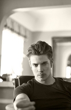 Josh Henderson : josh_henderson_1304026631.jpg