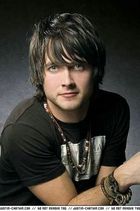 Justin Chatwin : TI4U_u1137955915.jpg