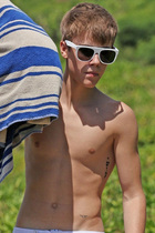 Justin Bieber : justin-bieber-1319159177.jpg