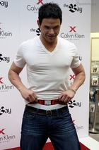 Kellan Lutz : kellan-lutz-1352189449.jpg