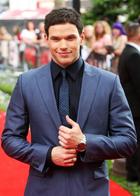 Kellan Lutz : kellan-lutz-1371520051.jpg