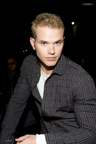 Kellan Lutz : kellanlutz_1252172276.jpg