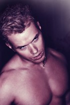 Kellan Lutz : kellanlutz_1292091405.jpg