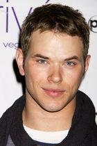 Kellan Lutz : kellanlutz_1292271769.jpg