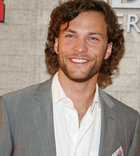 Kyle Schmid : kyle-schmid-1354216143.jpg