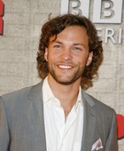 Kyle Schmid : kyle-schmid-1354236817.jpg