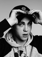 Logan Lerman : logan-lerman-1383181817.jpg