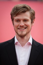 Lucas Till : lucas-till-1631210598.jpg