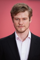 Lucas Till : lucas-till-1631210601.jpg