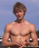 Luke Mitchell : luke-mitchell-1423509300.jpg