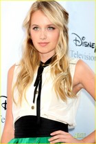 Megan Park : meganpark_1256085997.jpg