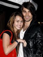 Miley Cyrus : TI4U_u1292625630.jpg