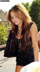 Miley Cyrus : miley-cyrus-1337365449.jpg