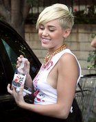 Miley Cyrus : miley-cyrus-1347601743.jpg