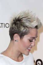 Miley Cyrus : miley-cyrus-1365607250.jpg