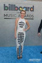 Miley Cyrus : miley-cyrus-1369064688.jpg