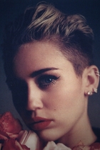 Miley Cyrus : miley-cyrus-1383091315.jpg