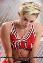 Miley Cyrus : miley-cyrus-1383718372.jpg