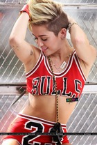 Miley Cyrus : miley-cyrus-1383718504.jpg