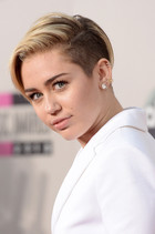 Miley Cyrus : miley-cyrus-1385404462.jpg