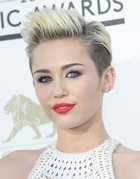 Miley Cyrus : miley-cyrus-1386338798.jpg