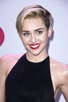 Miley Cyrus : miley-cyrus-1386763876.jpg