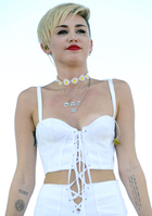 Miley Cyrus : miley-cyrus-1386861082.jpg