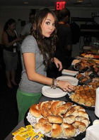 Miley Cyrus : miley_cyrus_1217196820.jpg