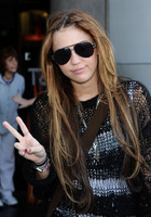 Miley Cyrus : miley_cyrus_1272136924.jpg