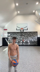Noah Schnapp : noah-schnapp-1677625883.jpg