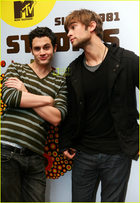 Penn Badgley : TI4U_u1198260051.jpg